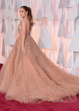 ชุดราตรีปุยกับรถไฟ Jennifer Lopez