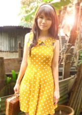 Váy màu vàng chấm bi trắng