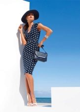 Váy hải quân kinh doanh với chấm bi và túi xách