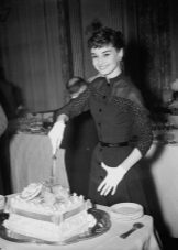 Audrey Hepburn Đầm kín
