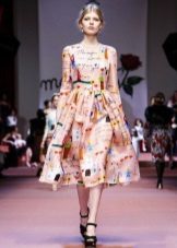 Váy dài vừa phải với những bức vẽ của trẻ em của Dolce & Gabbana