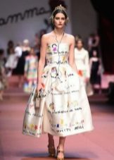 Trang phục có độ dài vừa phải với hoa văn giống với trẻ em Dolce & Gabbana