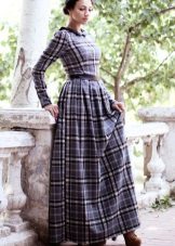 Áo dài kẻ sọc xanh và đen với váy xòe