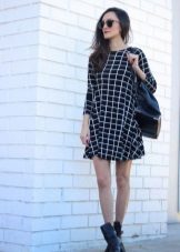 Váy ca rô đen với đôi bốt thô