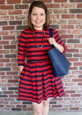 Blue bag sa red striped dress