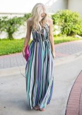 Long chiffon dress sa may kulay na mga guhit