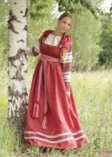 แบบจำลองของ sundress รัสเซียกับเสื้อท่อนบน
