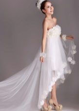 Váy cưới ngắn có eo cao với tàu hỏa