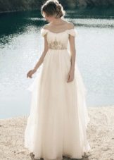 Váy cưới dài với eo cao