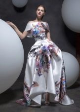 แต่งกายด้วยกระโปรงแฟนซีในฤดูใบไม้ผลิ