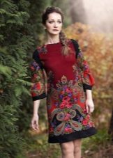 แต่งตัวจาก Pavloposadsky ผ้าคลุมไหล่สีแดงด้วยการพิมพ์