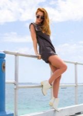 T-shirt dress shoes