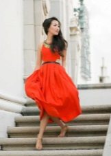 Váy đỏ hè với váy chống nắng