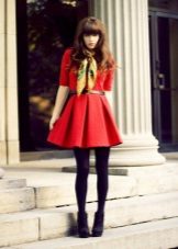 Váy ngắn màu đỏ với váy chống nắng