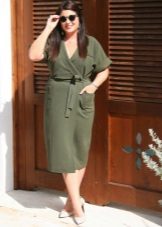 Damit na may amoy sa estilo ng militar para sa mga napakataba babae na may isang figure tulad ng Apple