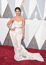 Ang kuwarta ni Chopra sa Zuhair Murad sa Oscars 2016