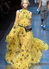 Váy boho quyến rũ trên sàn nhà