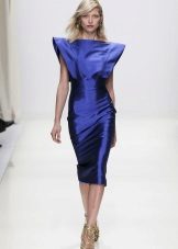 Ăn mặc theo phong cách thập niên 80 với vai satin rộng