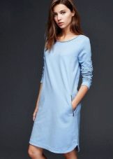 váy xanh từ chân trang có cổ rộng