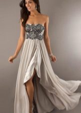 váy làm bằng satin với áo lót thêu