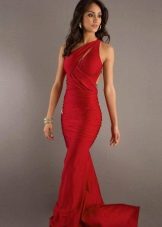 váy đỏ trên một vai