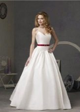đầm satin với đai trọng lực