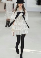 pantyhose แน่นกับชุดสีขาว