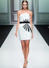 รองเท้าแตะกับชุดสีขาว