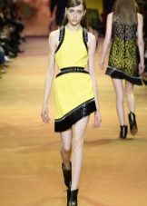 Giày không có gót đến một chiếc váy da