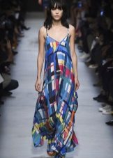 Giày để váy trong một cái lồng xuống sàn