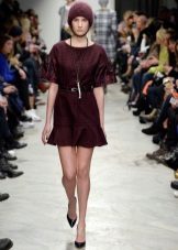 Trang sức cho váy burgundy trong lồng