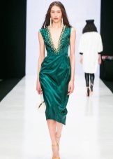 Green dress with light-colored shoes