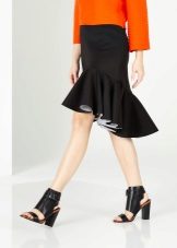frill skirt kasama ang mga sandalyas