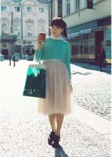 Asymmetrical skirt na may plain sweater
