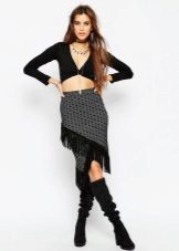 Asymmetrical skirt na may masikip na tuktok