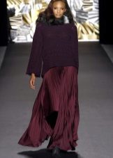 burgundy pleated na palda sa sahig