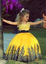 Ang smart yellow dress na bola para sa batang babae
