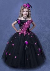 Ang smart black ball dress para sa batang babae