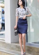 กระโปรงดินสอสีฟ้าร่วมกับเสื้อสีเทา