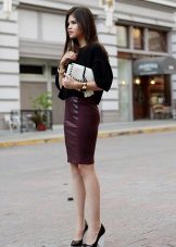 Hình ảnh trang trọng với váy bút chì và eo cao