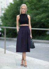 Blue flared skirt sa ibaba ng tuhod