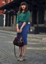 Straight denim skirt sa ibaba ng tuhod