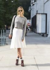 White skirt sa ibaba ng tuhod