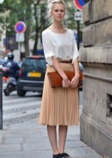 Chiffon skirt na may pileges sa ibaba ng tuhod