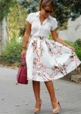 Summer palda kalahating araw sa ibaba ng tuhod na may isang floral print