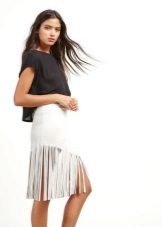 White skirt na may palawit