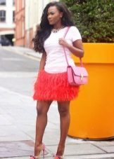 Red mini skirt na may palawit