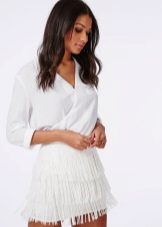 White skirt na may palawit