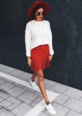 Red mini skirt na may palawit