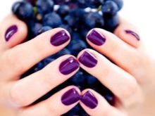 Purple manicure under the emerald dress